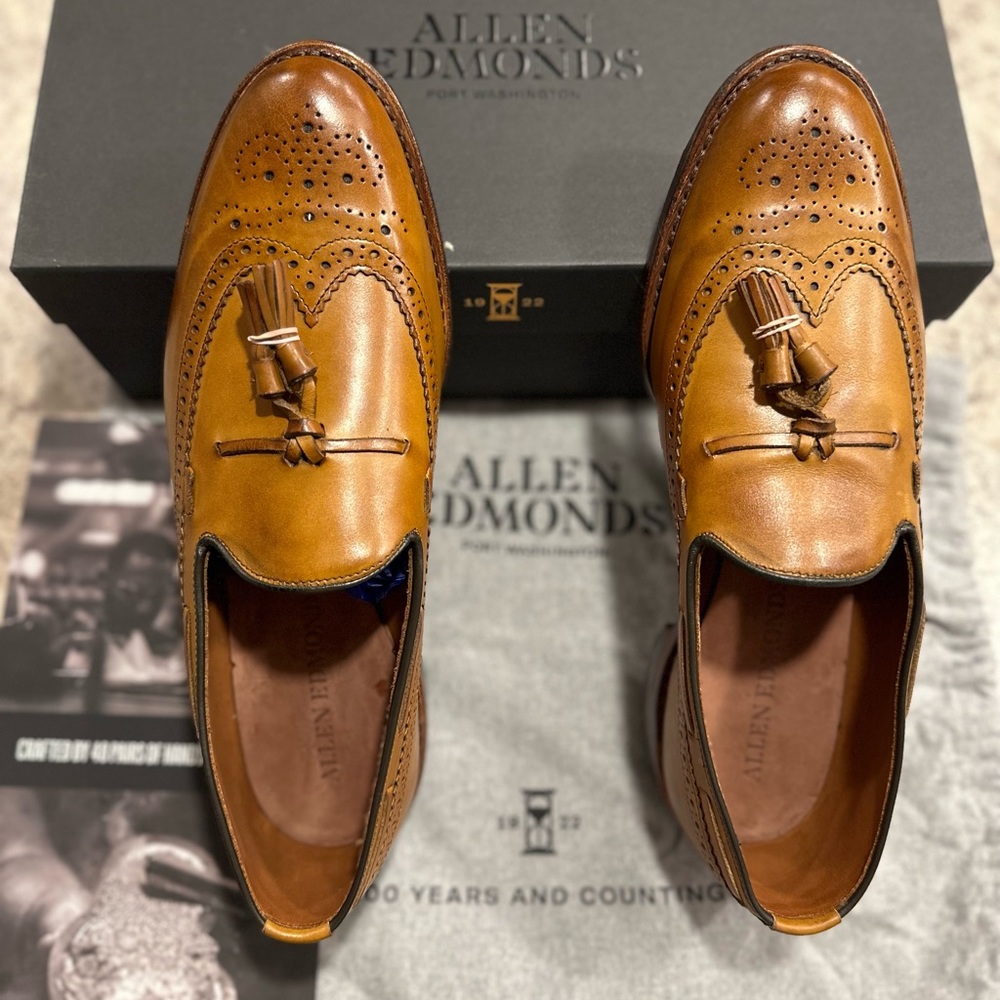 Allen Edmonds Manchester wingtip tassel loafer. Sz. 9.5 D. Walnut Color. NIB
